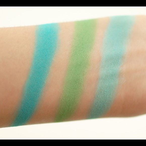 Urban Decay Matte Eye Shadow - Chronic - Picture 5 of 5